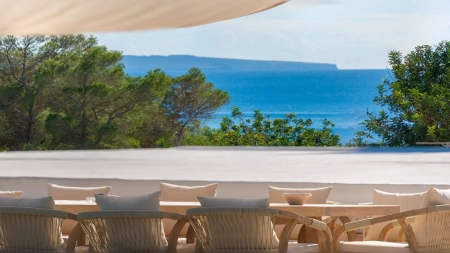 Luxusvilla mit Meerblick und Beachclub-Pool in Sa Caleta zu Verkaufen