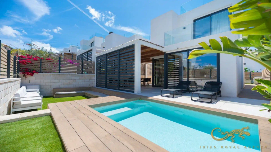 Zeitgenössische Luxusvilla auf Ibiza mit privatem Pool und gepflegtem Außenbereich.