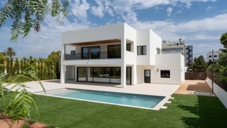 Neubauvilla in Cala Martina nur 30 Meter vom Meer entfernt
